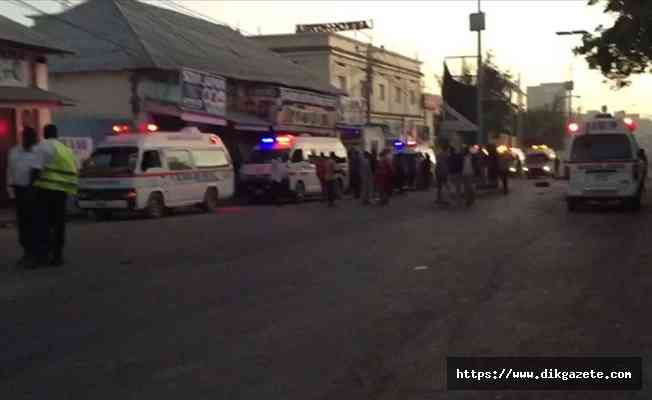 Mogadişu&#039;da işlek bir lokantanın önünde şiddetli patlama