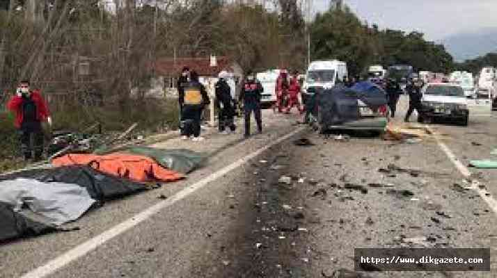 Muğla'da tırla otomobil çarpıştı: 5 ölü