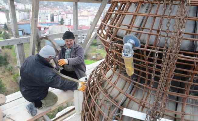 Yeşil Cami'nin duvarları 34 yıldır emektar taş ustalarının ellerinde şekil alıyor