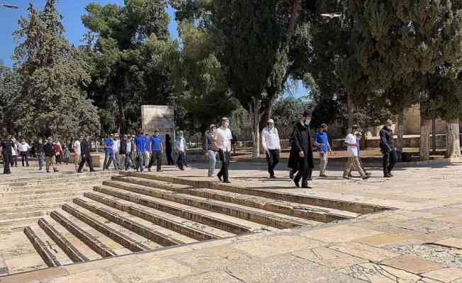Yüzlerce fanatik Yahudi İsrail polisinin gözetiminde Mescid-i Aksa&#039;ya baskın düzenledi