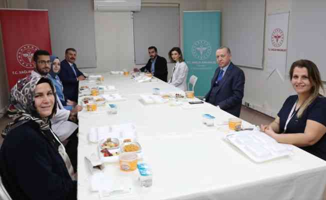 Cumhurbaşkanı Erdoğan: İnanıyorum ki salgında hayatını kaybeden sağlık çalışanları Peygamberimiz'e komşu olacaktır