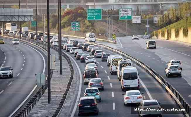 İstanbul'da, 'tam kapanma' öncesinde şehir dışına çıkmak isteyenler nedeniyle trafik