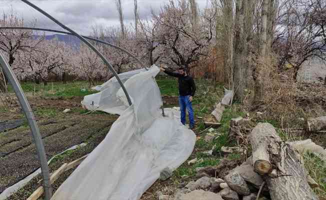 Kars'ta şiddetli rüzgar hasara neden oldu