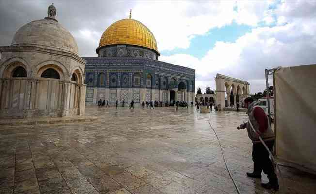Mescid-i Aksa yüzlerce Filistinlinin gönüllü çalışmasıyla ramazana hazırlandı