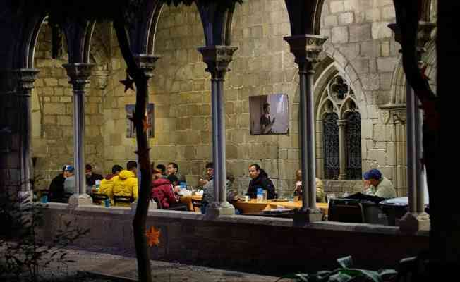 Salgın nedeniyle Barselona'daki M&uuml;sl&uuml;manlar ilk kez kilise avlusunda iftar yapıyor