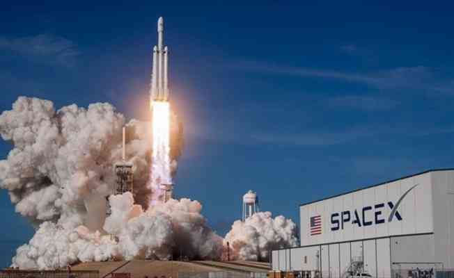 SpaceX 4 astronotu taşıyan Crew Dragon mekiğini uzaya fırlattı