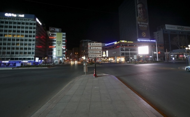 Türkiye genelinde yarın saat 05.00'te sona erecek sokağa çıkma kısıtlaması başladı