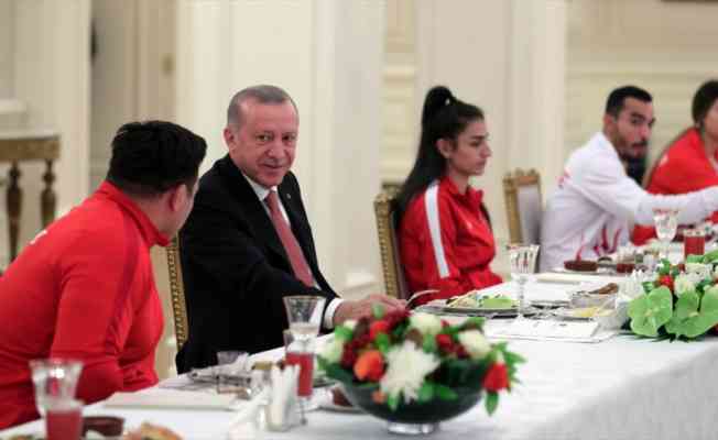 Cumhurbaşkanı Erdoğan, Avrupa ve D&uuml;nya şampiyonalarında madalya kazanan milli sporcularla iftar yaptı