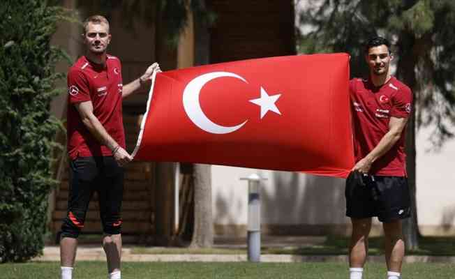 Milli futbolcular Mert Günok ve Kaan Ayhan EURO 2020'de başarıdan emin