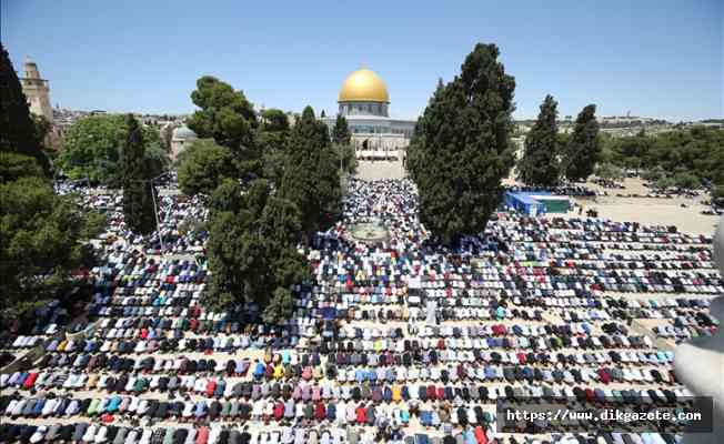 Ramazan ayının son cuma namazını Mescid-i Aksa&#039;da 70 bin kişi kıldı