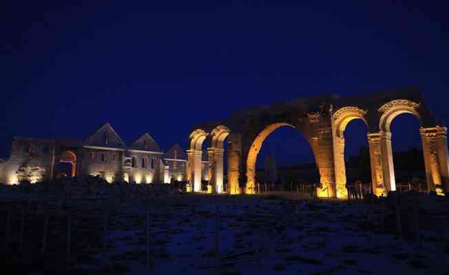 Şanlıurfa'daki turistik mekanlar özel ışıklandırmayla gece de görenleri cezbediyor