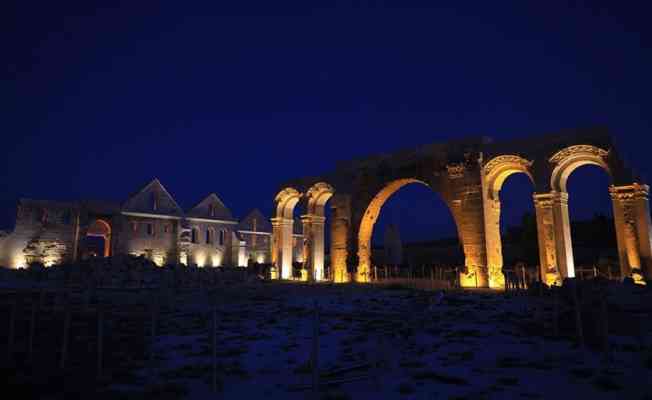 Şanlıurfa'daki turistik mekanlar &ouml;zel ışıklandırmayla gece de g&ouml;renleri cezbediyor