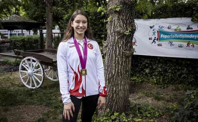 Dünya şampiyonu cimnastikçi Ayşe Begüm Onbaşı altın madalyasını Türk kadınlarına armağan etti