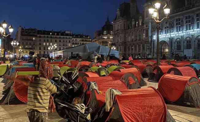 Paris'te refakatsiz çocuklar ve düzensiz göçmenler 'acil barınma' talebiyle kamp kurdu