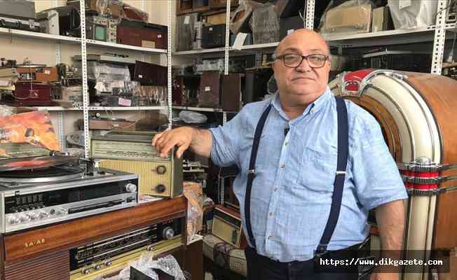 Antika radyo ve pikaplar Arto Usta'nın elinde yarım asırdır yeniden hayat buluyor