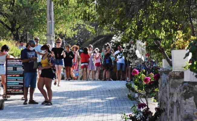 Ege ile Akdeniz'in buluştuğu Datça, bayramda nüfusunun dört katı turist ağırlıyor