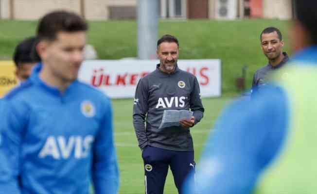 Fenerbahçe Teknik Direktörü Pereira'dan futbolcularına uyarılar: Futbol kariyerinizin kıymetini bilin