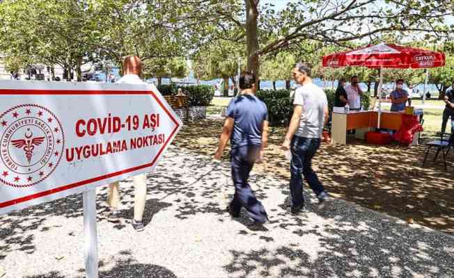 İzmir'de meydanlarda kurulan aşılama noktalarında vatandaşlar hem aşılarını oluyor hem bayramlaşıyor