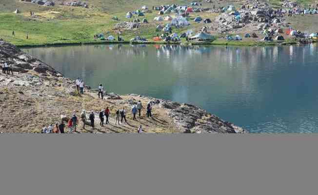 Terörden arındırılan Hakkari'deki Sat Buzul Gölleri'nde renkli festival