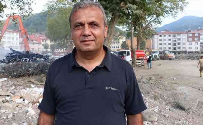 Bozkurt Belediye Başkanı Yanık'ın selden son anda kurtulduğu g&ouml;r&uuml;nt&uuml;ler ortaya &ccedil;ıktı