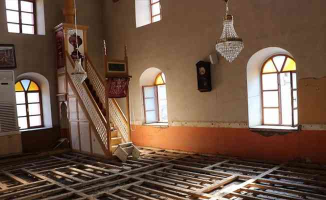 Bozkurt'taki selde zarar gören 112 yıllık cami ve içindeki kitaplardan afetin izleri silinmeye çalışılıyor