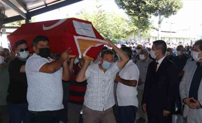 Düşen yangın söndürme uçağında yaşamını yitiren Edip Uzunoğlu'nun cenazesi Adana'da toprağa verildi