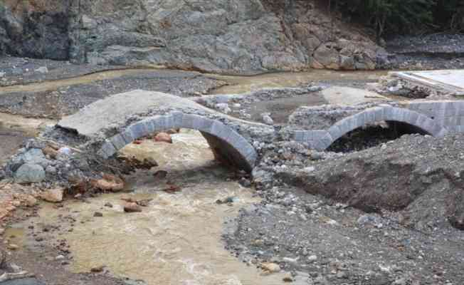 Kastamonu'daki selde, İstiklal Yolu &uuml;zerindeki 122 yıllık tarihi k&ouml;pr&uuml; de zarar g&ouml;rd&uuml;
