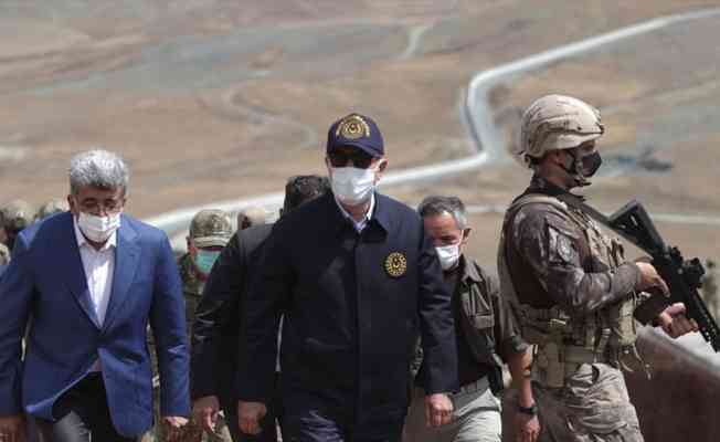 Milli Savunma Bakanı Akar, Türkiye-İran sınır hattında alınan tedbirleri yerinde inceliyor