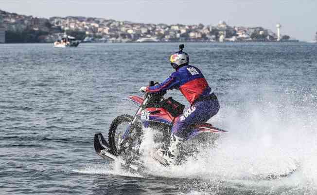 Özel yapım motosikletiyle su üzerinde İstanbul Boğazı'nı geçti