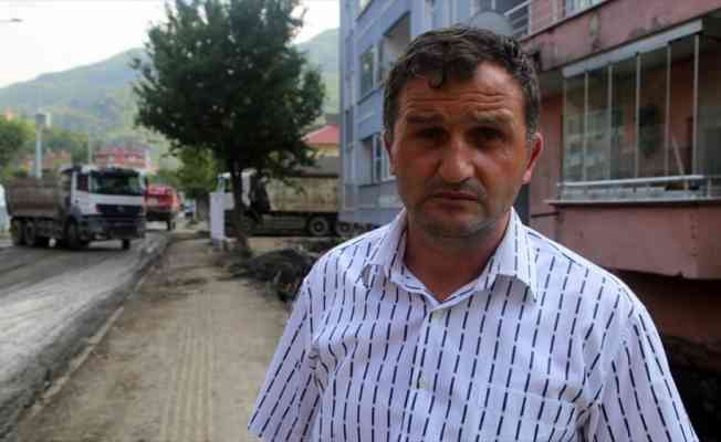 Selde 6 saat ağaçta mahsur kaldı, yan binadan uzatılan merdivenle kurtuldu