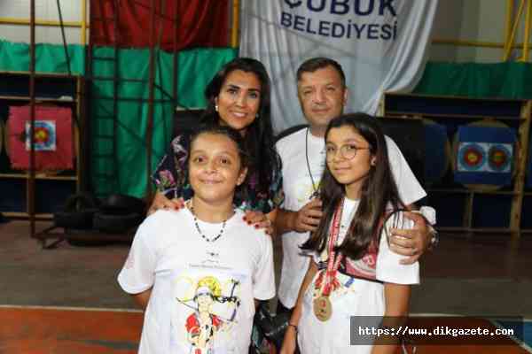 Çubuklu okçu ailenin Türkiye şampiyonu kızı hedef büyüttü