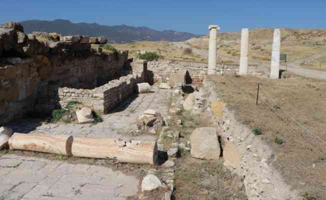 Denizli'deki antik kent Tripolis'teki depremlerin izleri g&uuml;n ışığına &ccedil;ıkartılıyor