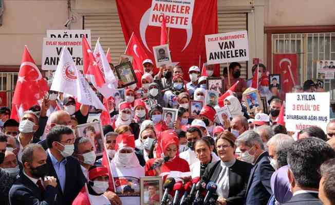 Diyarbakır anneleri eylemlerinin 3. yılında yaptıkları yürüyüşle teröre tepki gösterdi