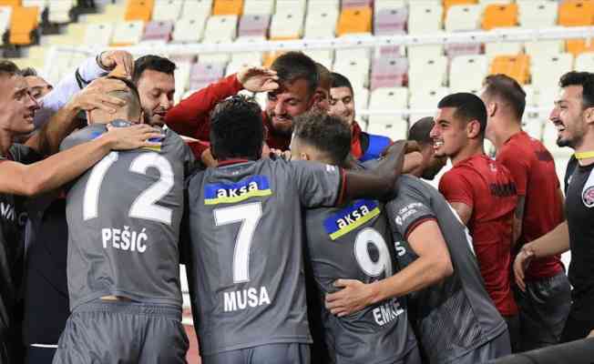 Fatih Karag&uuml;mr&uuml;k 2-0 geriye d&uuml;şt&uuml;ğ&uuml; ma&ccedil;ta 3 puanı aldı