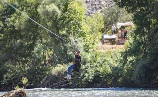 Munzur Çayı üzerine kurulan “zipline“ adrenalin tutkunlarının vazgeçilmezi oldu
