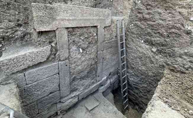 Alexandria Troas&#039;da 2 bin 200 yıllık çarşının iki kapısına ulaşıldı