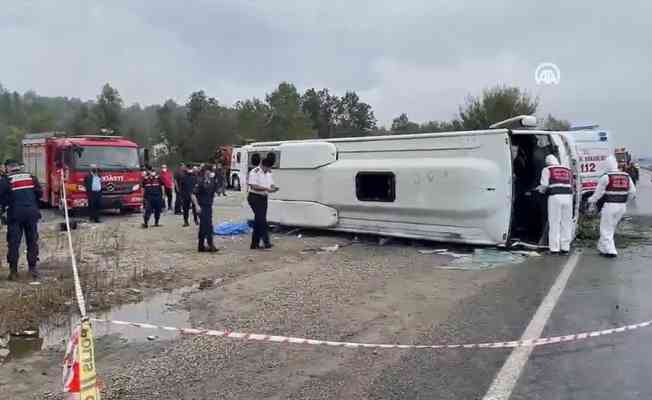 Bartın'da midib&uuml;s devrildi, Belediye Başkan Yardımcısı K&ouml;me&ccedil; ve 1 kişi &ouml;ld&uuml;