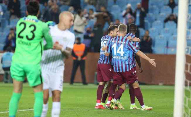 Lider Trabzonspor zirvede puan farkını 7'ye çıkardı