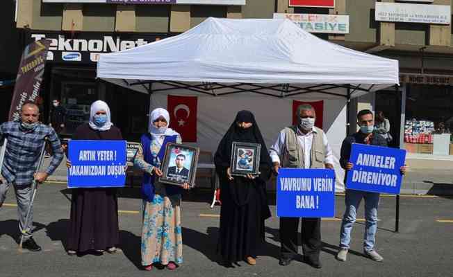 Muş'ta &ccedil;ocukları PKK'lı ter&ouml;ristlerce ka&ccedil;ırılan aileler HDP &ouml;n&uuml;nde eylem yaptı