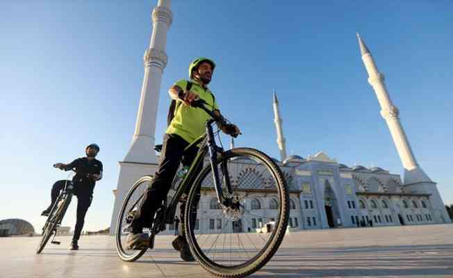 &Uuml;sk&uuml;darlı gen&ccedil;ler m&uuml;ft&uuml; ve imamlarla 'iki teker iki d&uuml;nya' sloganıyla pedal &ccedil;eviriyor