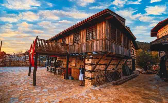 Akseki ilçesindeki tarihi evler turistlerin ilgisini çekiyor