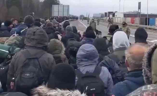 Belarus’ta kalabalık bir düzensiz göçmen grubu Polonya sınırına ilerliyor