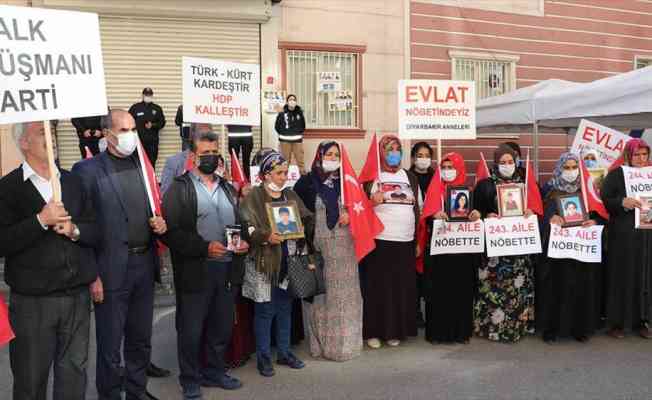 Diyarbakır annelerinin oturma eylemine iki aile daha katıldı