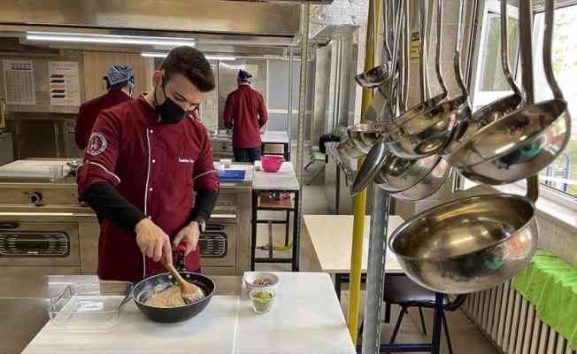 Lise öğrencileri Osmanlı saray mutfağı lezzetlerini öğreniyor