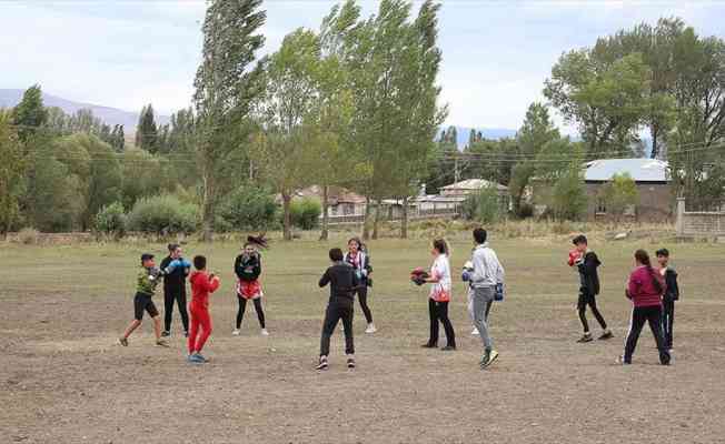 Milli sporcu Büşranur, Kars'ta kendisi gibi şampiyonlar yetiştiriyor