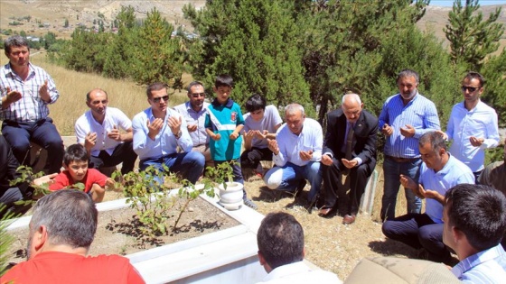 22 yıl sonra şehidin mezarı başında buluştular