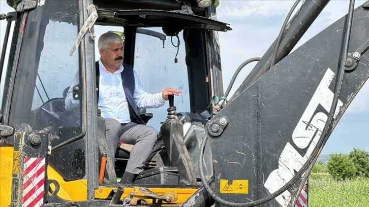 22 yıldır işçi olduğu belediyeye başkan seçildi, kazma kürekle çalışmaya devam ediyor