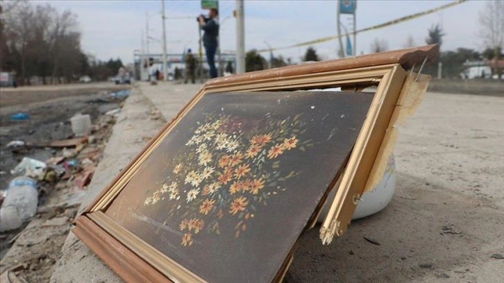 25 yıl oturduğu binanın enkazında hatıra fotoğrafları arıyor