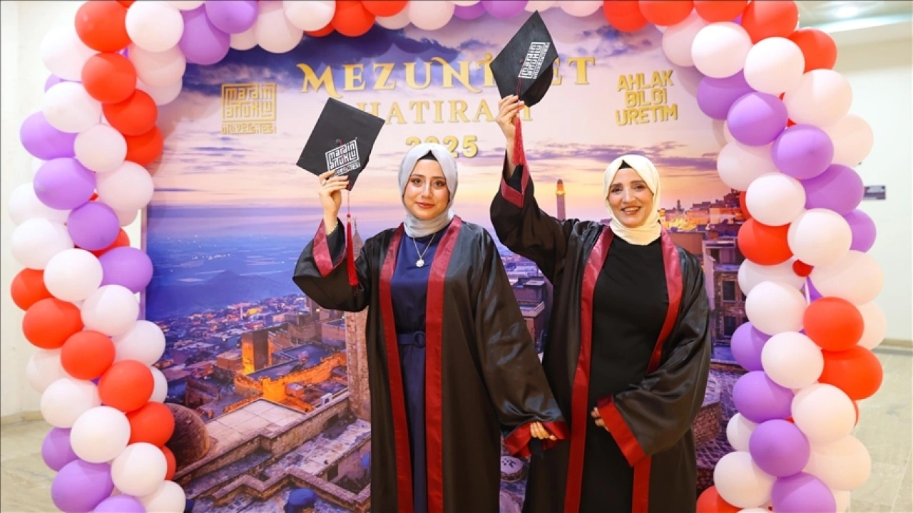 28 Şubat mağduru kadın kızıyla aynı üniversiteden mezun oldu