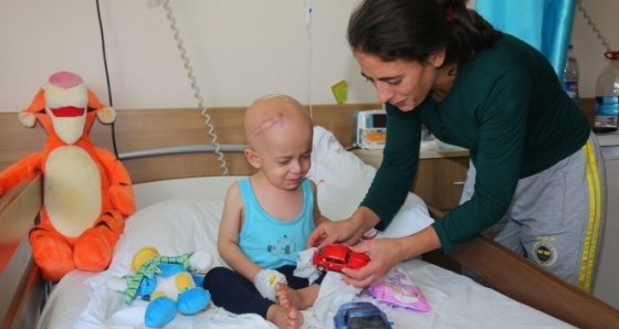 3 yaşında altı ameliyatla tanışan Abdulsamet yardım bekliyor